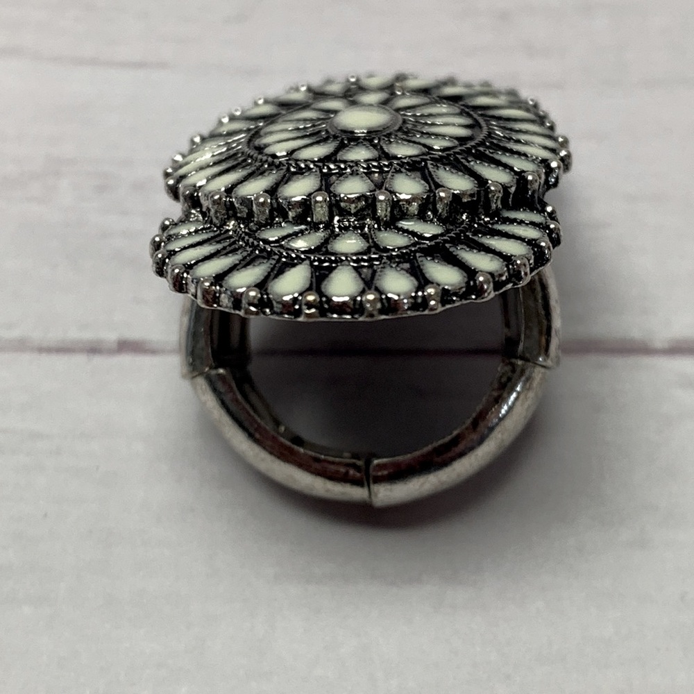 Western Style Resin Concho Cluster Adjustable Ring - Picture 3 of 4